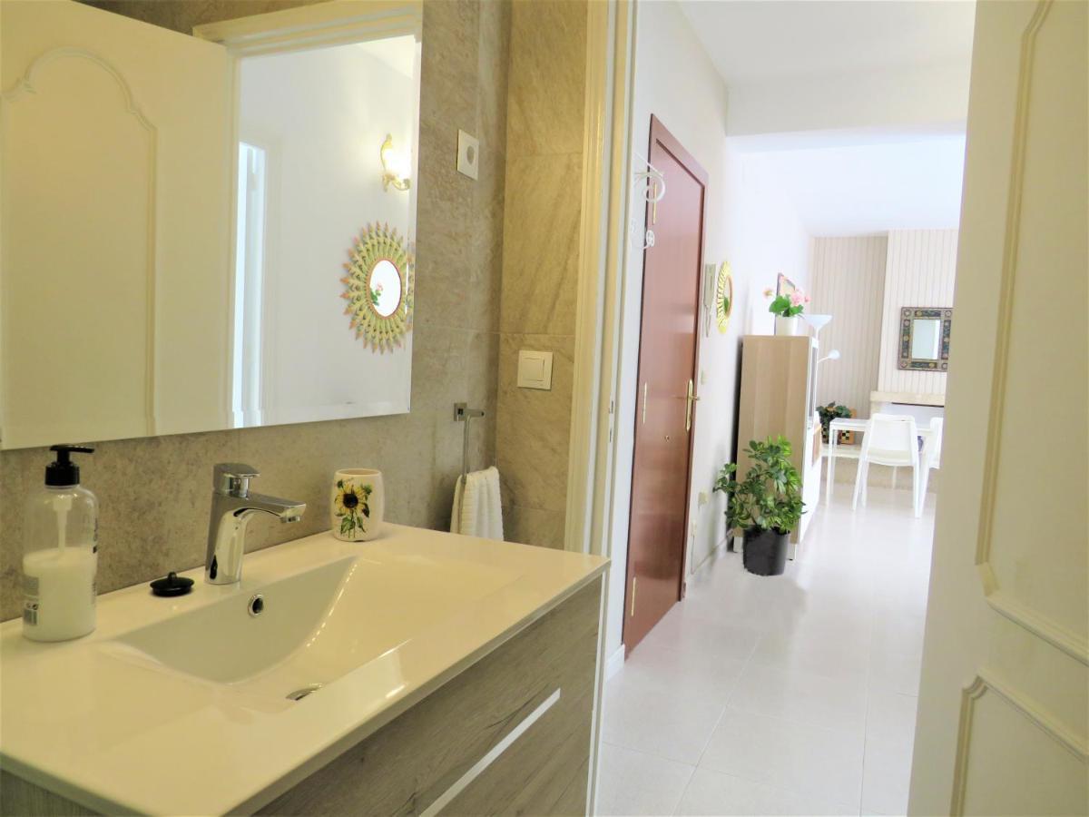 Elizabeth Beach Apartment With Seaviews! Torremolinos Bagian luar foto